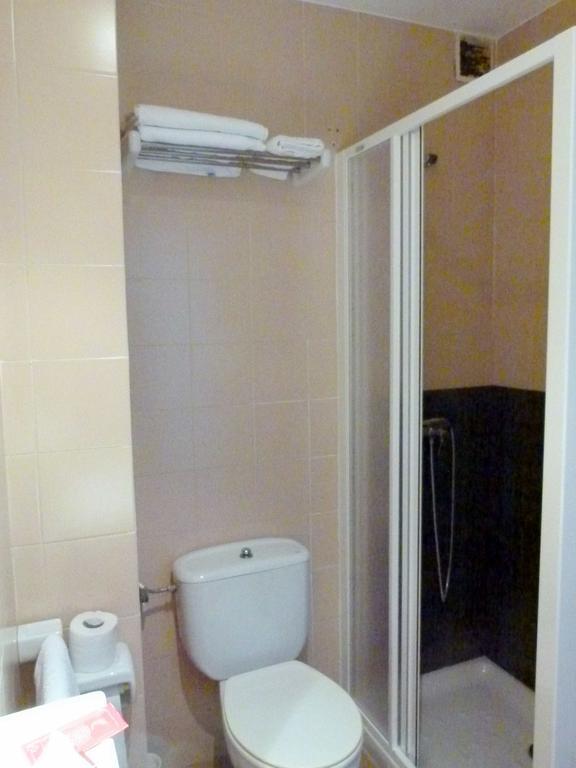 Hostal Chiquin Tapia De Casariego Oda fotoğraf