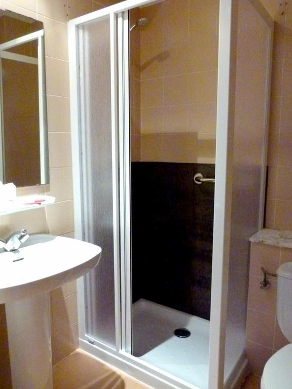 Hostal Chiquin Tapia De Casariego Oda fotoğraf
